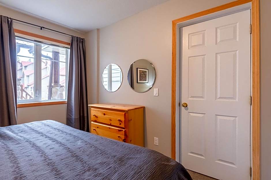 Ski In & 15 Minute Walk to the Lifts Hot Tub AC Pet Friendly