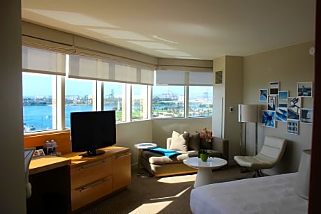 Corner King Room with Harbor View