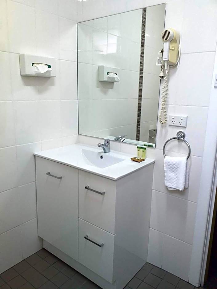 Bucketts Way Motel and Restaurant