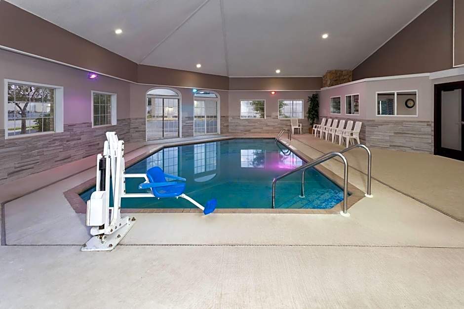 Days Inn & Suites by Wyndham Kaukauna WI