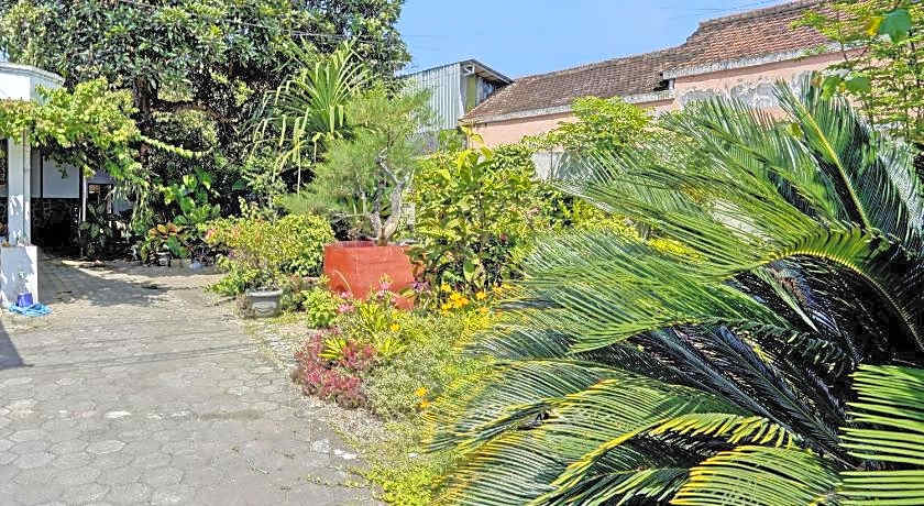 OYO Life 92937 Kost Putri Sarkara Syariah