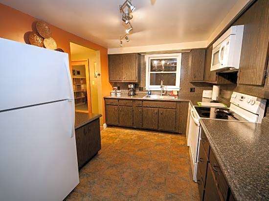 Log Cabin Lodge & Suites