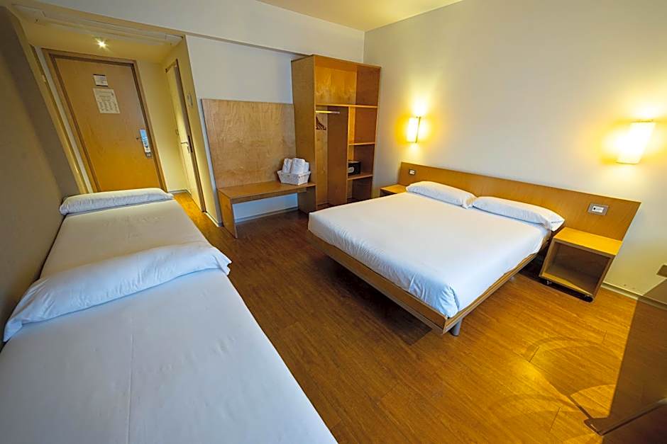 Photo 1 of 7 of Quadruple Room