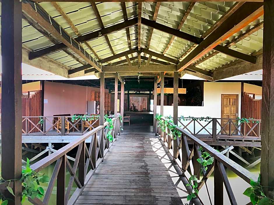 Gayang friendly water house homestay