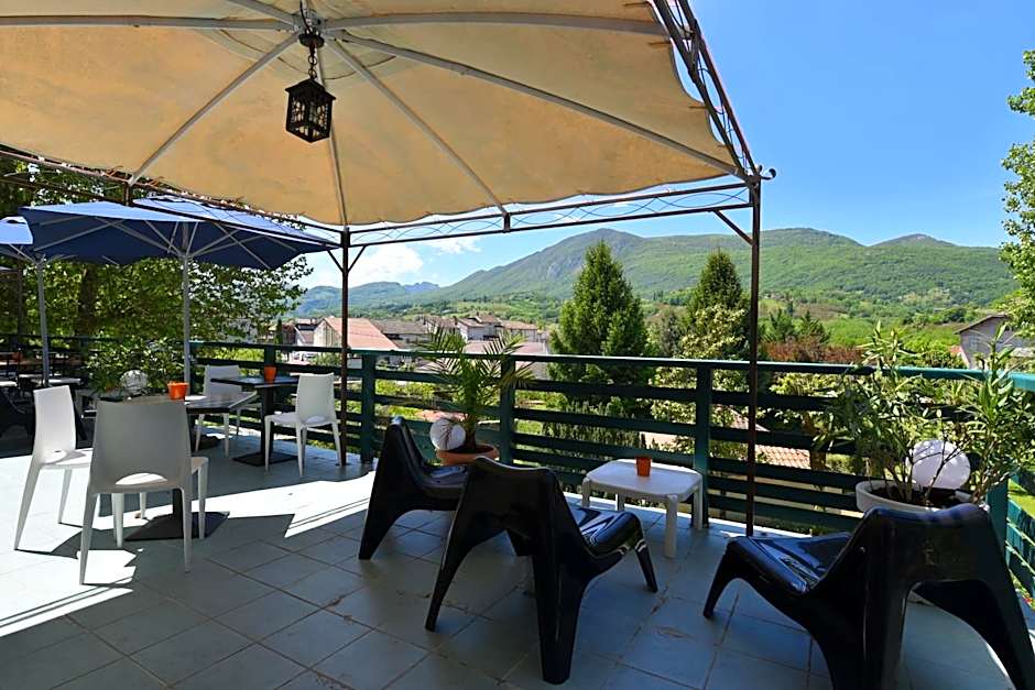 Logis Hotel Restaurant Le Castel Fleuri