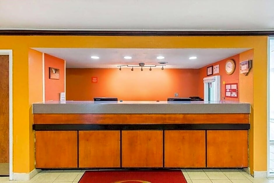Econo Lodge Inn & Suites Airport