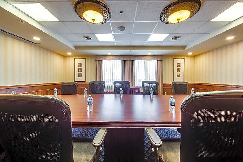 Monte Carlo Inns Airport Suites