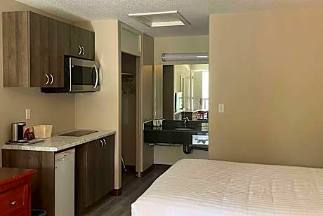 1 Queen Bed Deluxe Non-Smoking