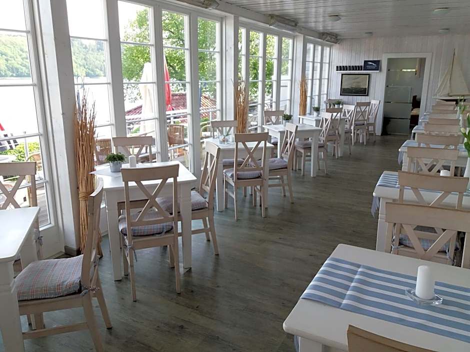 Strandhaus Edersee Nr 12 - Kaminzimmer, Seeblick, Badestrand, Seeterrasse