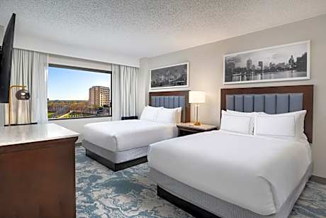 One-Bedroom Queen Suite with Sofa Bed and Kitchen
