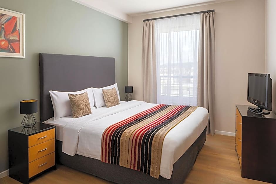 Escala Hotel & Suites