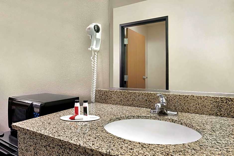 Travelodge by Wyndham Clinton Valley West Court