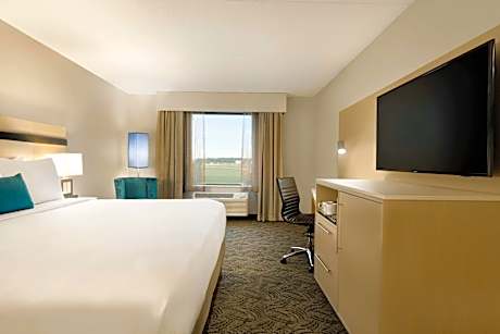 Queen Room with Sofa Bed and Mobility Accessible Tub- Non-Smoking