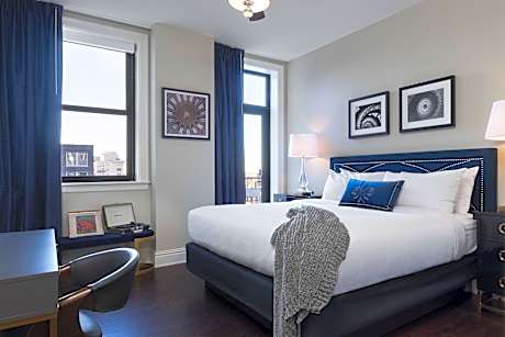 3 Bedroom Penthouse Suite, Bedroom 1: 1 King, Bedroom 2: 1 King, Bedroom 3: 1 King, City View