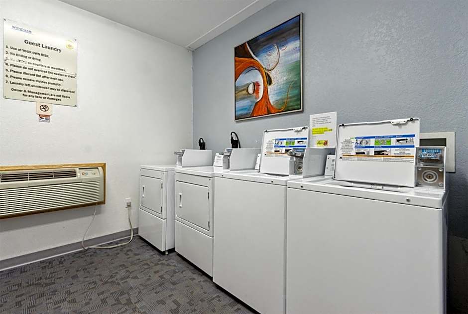 Super 8 by Wyndham Uniontown PA