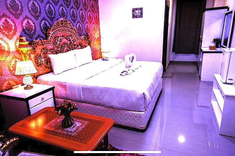 Capital O 141 Golden Rays Hotel