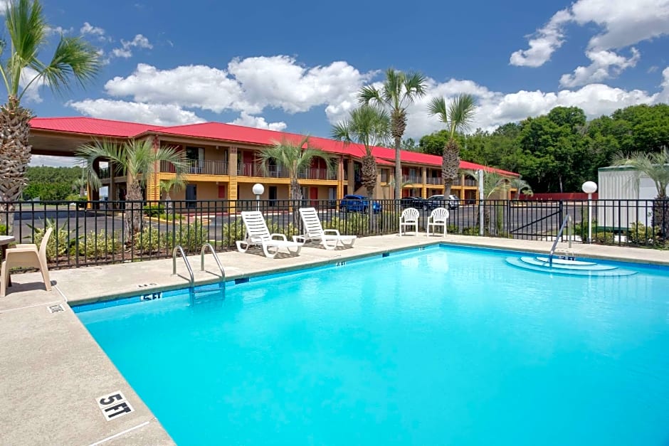 Super 8 by Wyndham Defuniak Springs