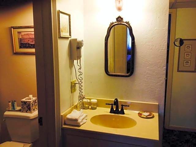 Historic Cary House Hotel