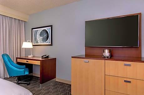 King Room with Roll-In Shower - Mobility Access/Non-Smoking