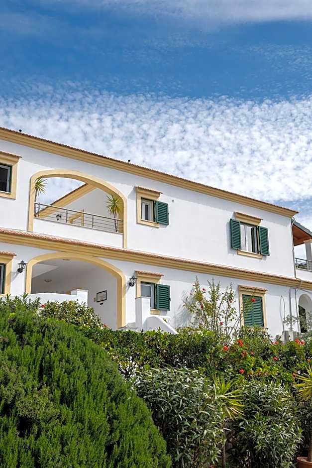 Crystal Blue Hotel, Barbati