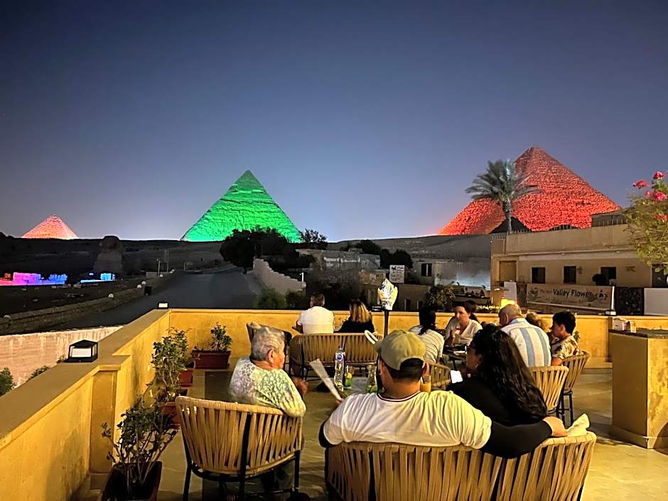 The Gate Hotel Front Pyramids & Sphinx View