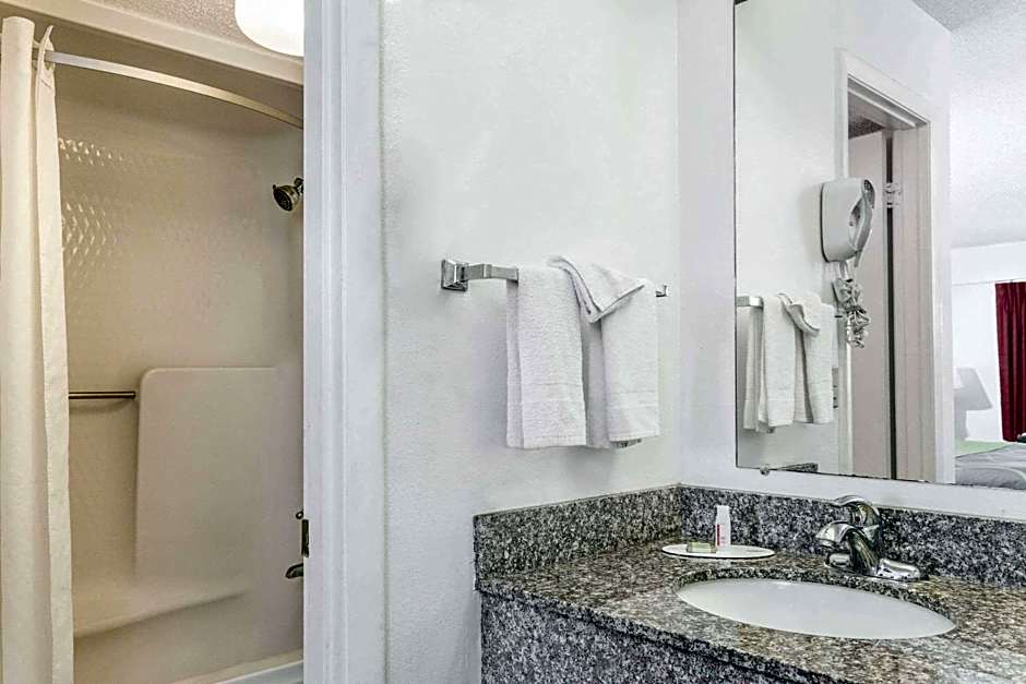 Super 8 by Wyndham Riviera Beach West Palm Beach