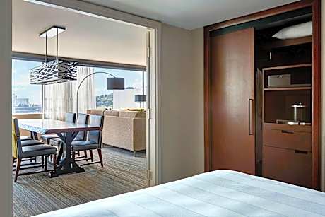 1 Bedroom Executive Suite, 1 King, Willamette River view, High floor