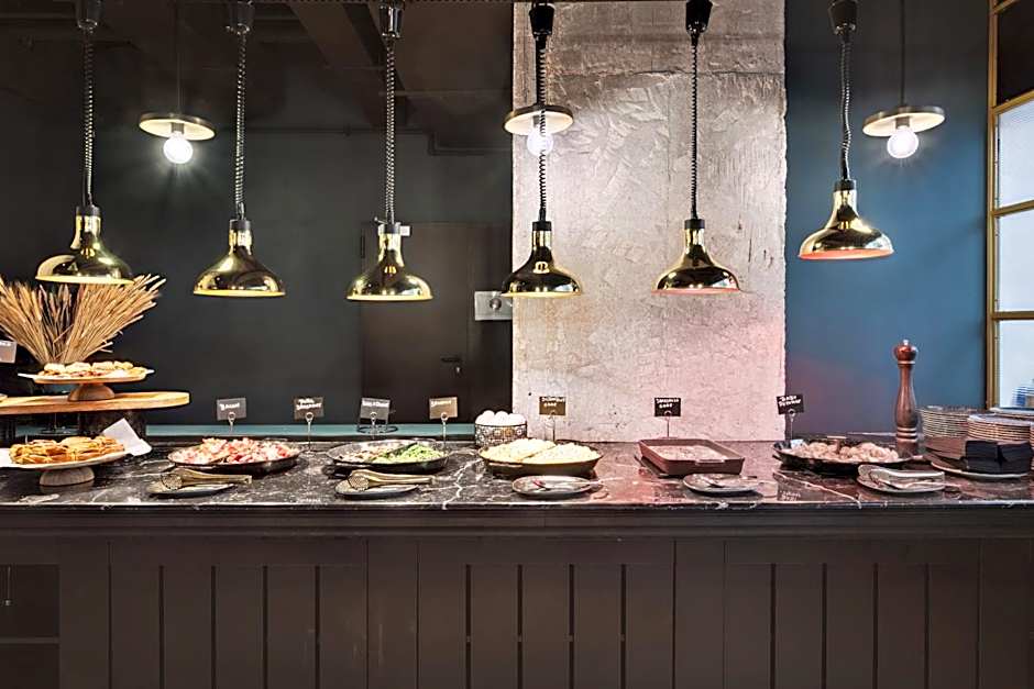 Skylark, Aluma Hotel & Resort