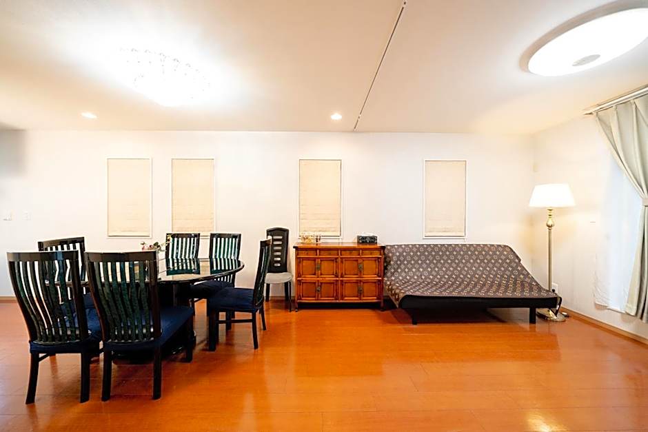 Shinokubo guest house , near shinjuku 100 square meters, 4 bedrooms, 1 living room 1kitchen 2toilet 1bathroom washmachine