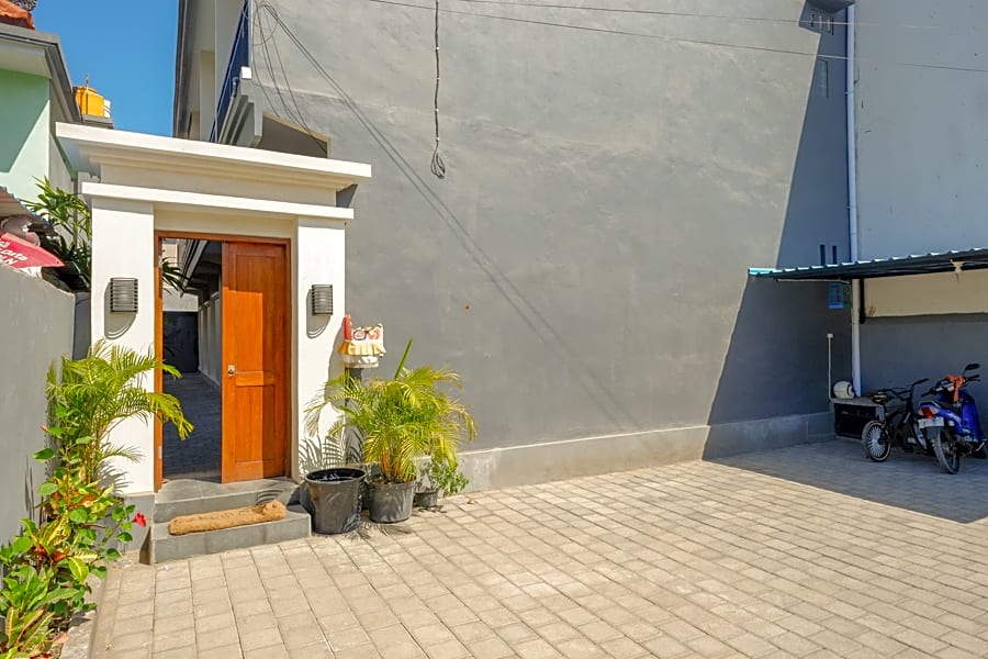 RedDoorz near Mertasari Beach