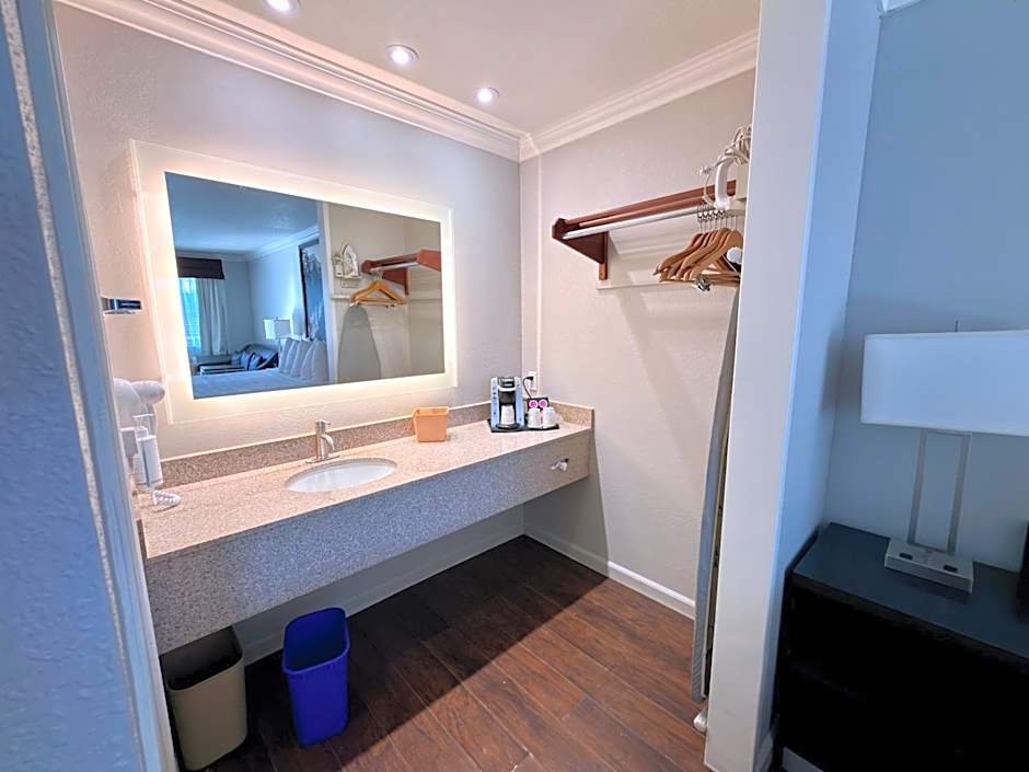 The Orchard Hotel Ukiah Wine Country Free Breakfast, Pool, & Hot Tub