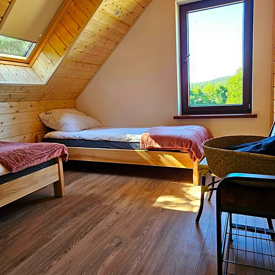 Przystań nad Sanem z widokiem na góry i rzekę