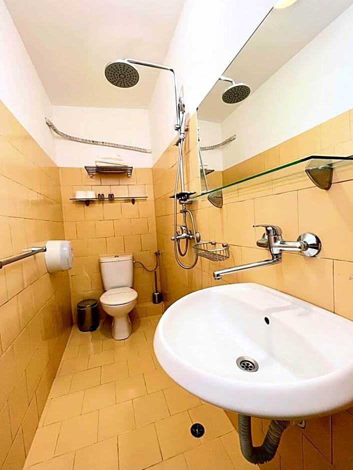 Lotus Family Hotel - Free Parking