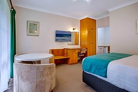 Deluxe Suite with Spa Bath