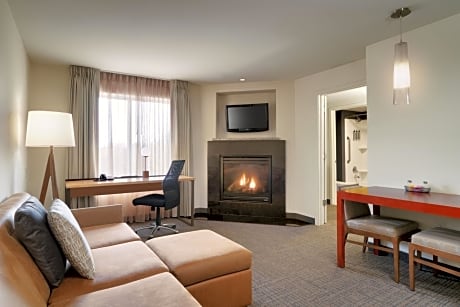 One-Bedroom King Suite with Sofa Bed - Non-Smoking