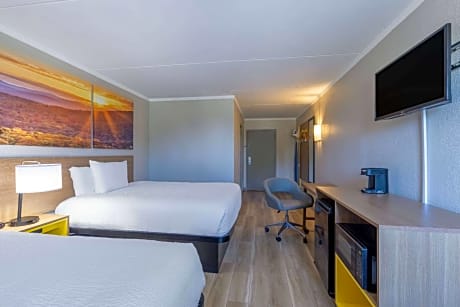 Queen Room with Two Queen Beds - Smoking