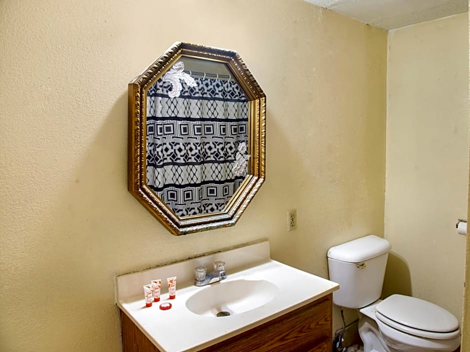 Rest Inn - Extended Stay, I-40 Airport, Wedding & Event Center