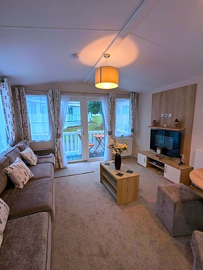 Modern and spacious holiday home at AWARD WINNING SHOREFIELD COUNTRY PARK ENTERTAINMENT PASSES INCLUDED DOG FRIENDLY!