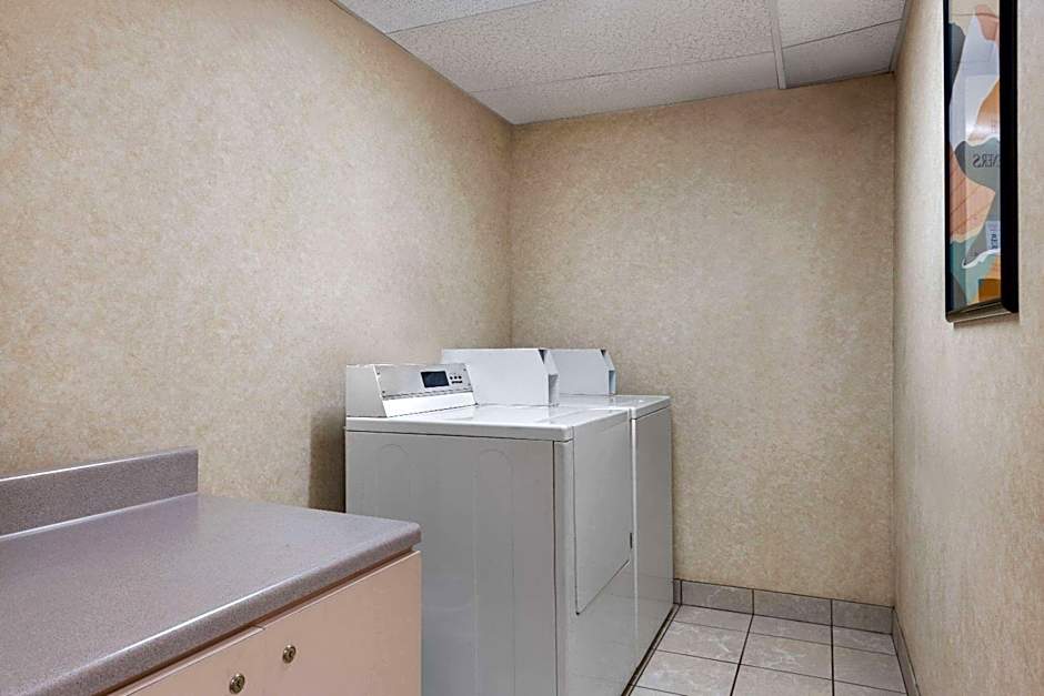 Days Inn and Suites by Wyndham Kansas City South