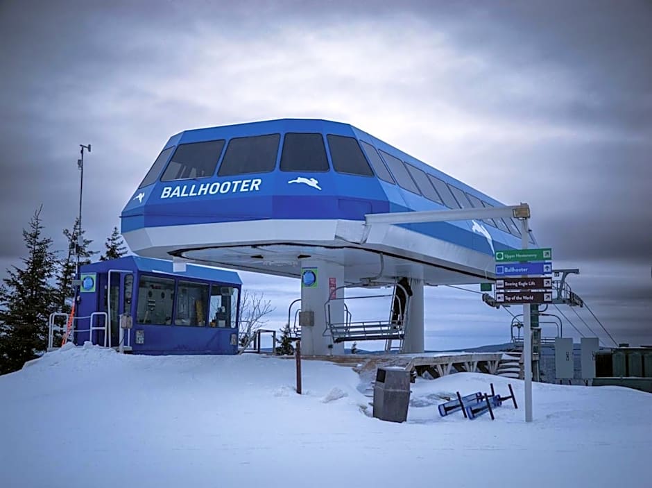 HH 207 Ski-InOut Sunrise Views Village Steps Sleeps 4