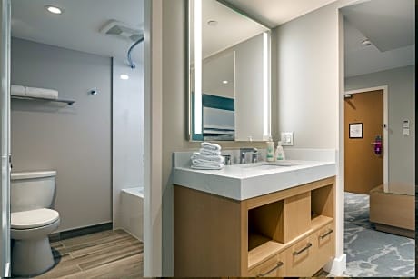 Coast Queen Suite