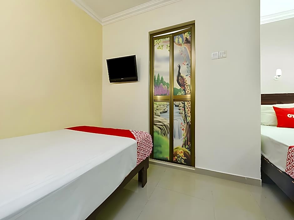 Super OYO 90562 J Hotel PJ