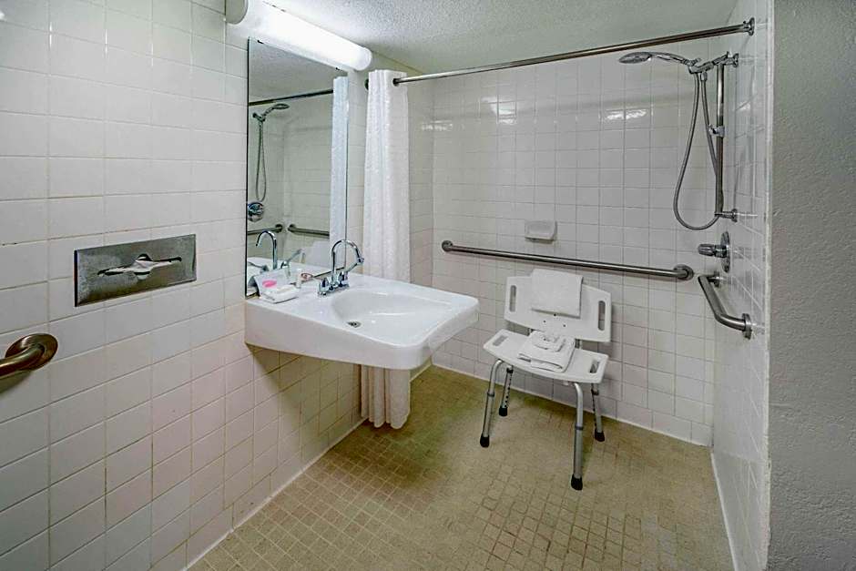 Days Inn by Wyndham Del Rio