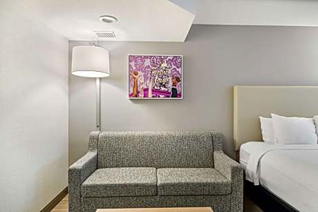 Suite - 3 Queen Beds Non-Smoking Family Room Microwave And Refrigerator Wi-Fi Full Breakfast
