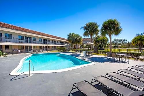 Super 8 by Wyndham Naples