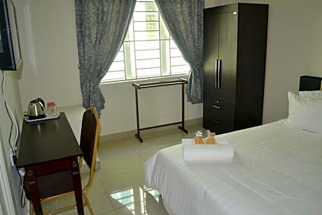 Standard Queen Room