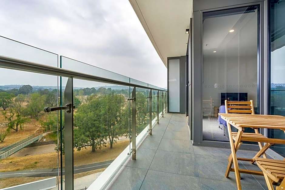 Stylish Phillip apartment with gym and pool - Hosted by CanStay