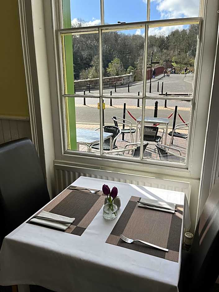 Tontine Hotel & Bar