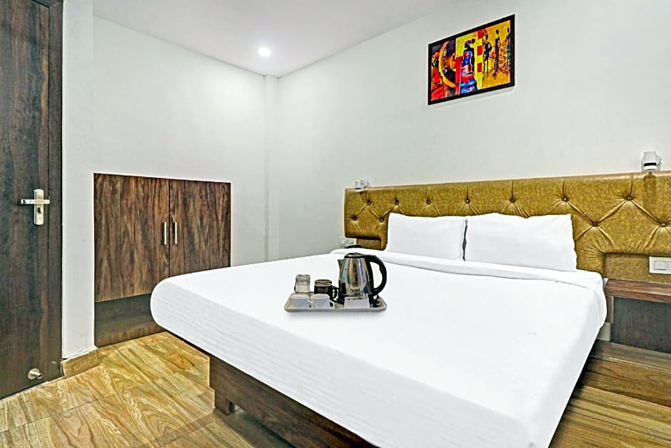 OYO 77788  Townhouse 405 Mall Road