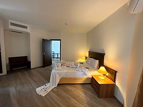 FAMILY ROOM CONNECTING ROOM